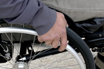 инвалидна количка хора с увреждане