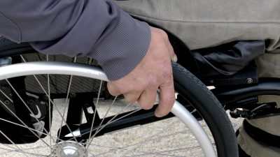 инвалидна количка хора с увреждане